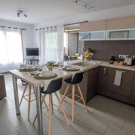 La Et Sa Plume Apartment *